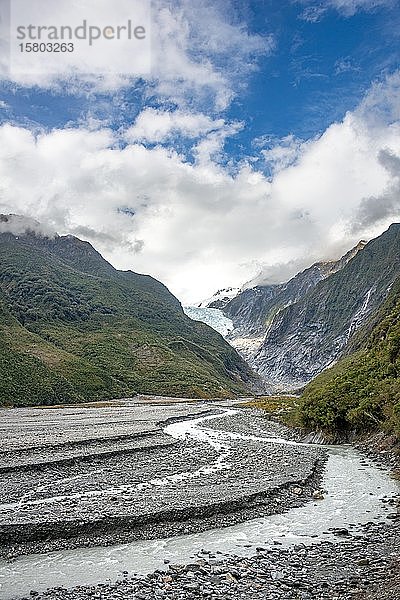 Flussbett des Gletscherflusses Waiho River  in der hinteren Gletscherzunge des Franz Josef Glacier  Westküste  Südinsel  Neuseeland  Ozeanien