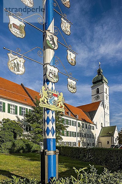 Maibaum mit Zunftzeichen und bayerischem Wappen  ehemaliges Benediktinerkloster mit Klosterkirche St. Sebastian  Altstadt  Ebersberg  Oberbayern  Bayern  Deutschland  Europa