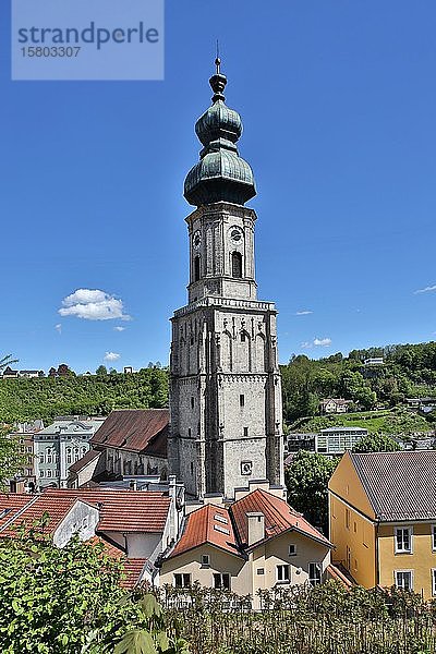 Großer Kirchturm  Pfarrkirche St. Jakob  Burghausen  Oberbayern  Bayern  Deutschland  Europa