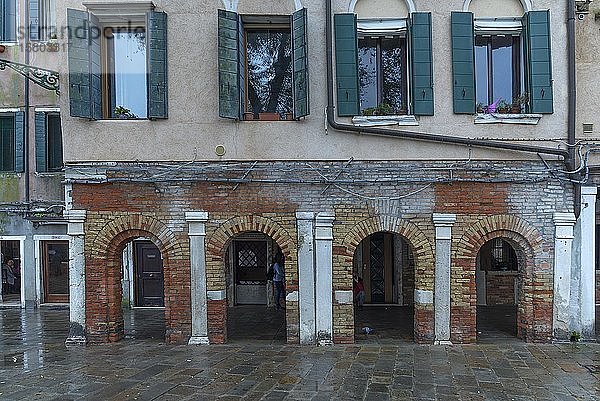 Historische Arkaden auf dem Campo del Ghetto Nuovo  Venedig  Venetien  Italien  Europa