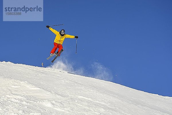 Skifahrer beim Springen auf der Skipiste  Abfahrt Hohe Salve  SkiWelt Wilder Kaiser Brixenthal  Hochbrixen  Tirol  Österreich  Europa