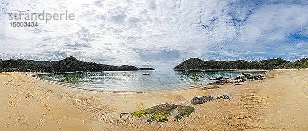 Langer Sandstrand  Anchorage Bay  Panorama  Abel Tasman National Park  Tasman  Südinsel  Neuseeland  Ozeanien