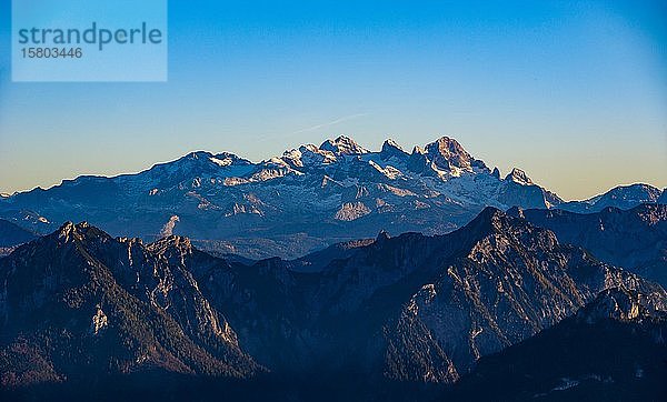 Blick vom Schafberg auf das Dachsteinmassiv  Dachstein  Salzkammergut  Österreich  Europa