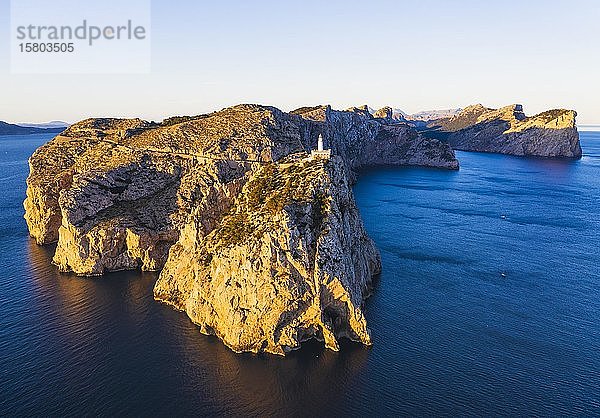 Cap Formentor mit Leuchtturm im Morgenlicht  Halbinsel Formentor  bei Pollença  Luftaufnahme  Mallorca  Balearen  Spanien  Europa