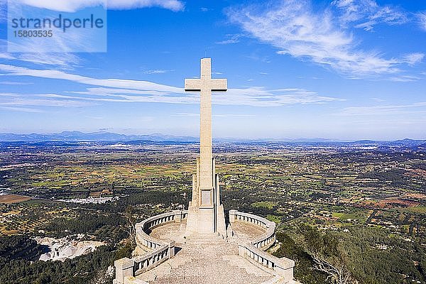 Steinkreuz Creu de Picot auf dem Puig des Mila  Puig de Sant Salvador  bei Felanitx  Region Migjorn  Luftaufnahme  Mallorca  Balearen  Spanien  Europa