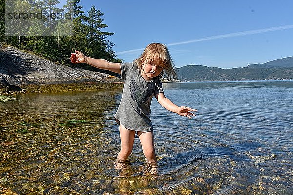 Kleines Mädchen spielt in der Wildnis  Norwegen  Europa