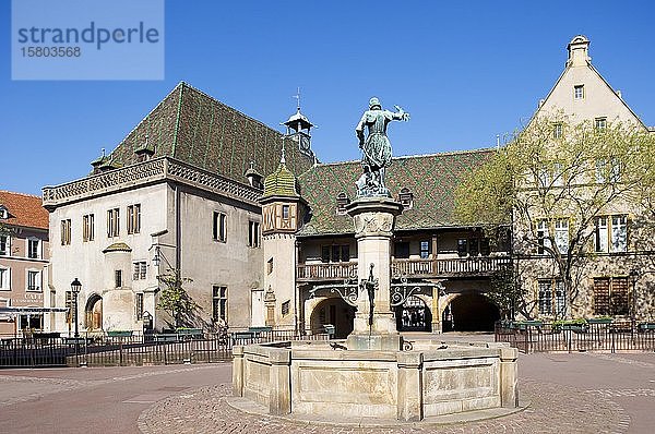 Schwendi-Brunnen am Place de Ancienne Douane mit Koifhus  Colmar  Elsass  Frankreich  Europa