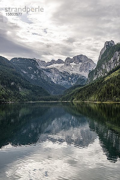 Vorderer Gosausee und Dachsteinmassiv  Dachstein  Salzkammergut  Oberösterreich  Österreich  Europa