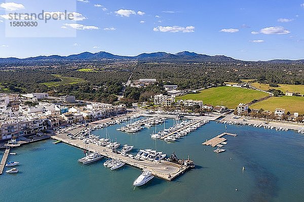 Neuer Hafen mit Marina  Portocolom  Region Migjorn  Luftaufnahme  Mallorca  Balearen  Spanien  Europa