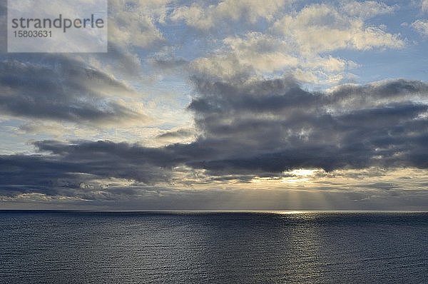 Sonnenstrahlen durchdringen tiefe Wolken über der Nordsee  Helgoland  Schleswig-Holstein  Deutschland  Europa