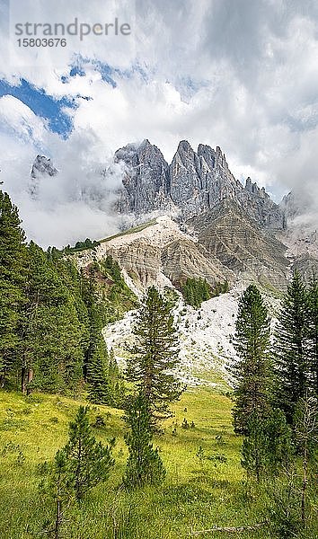 Berggipfel der Geislergruppe  Naturpark Puez-Geisler  Südtirol  Italien  Europa