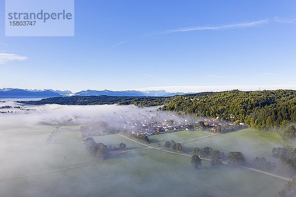 Bodennebel über Eurasburg  hinter den Alpen  Voralpenland  Drohnenaufnahme  Oberbayern  Bayern  Deutschland  Europa