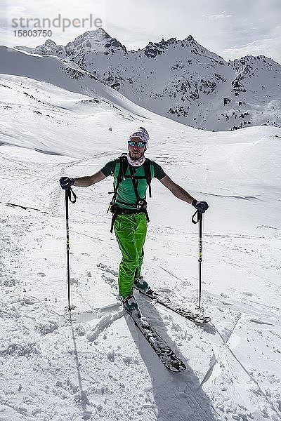 Skitourengeher im Schnee  in den hinteren Tarntaler Köpfen  Wattentaler Lizum  Tuxer Alpen  Tirol  Österreich  Europa