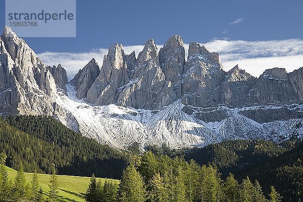 Geislerspitzen mit dem ersten Schnee  Villnößtal  Dolomiten  Südtirol  Italien  Europa