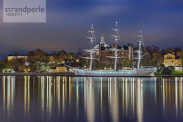 Hafen Chapman vor Skeppsholmen  rotes Admiralitätshaus  beleuchtet  Stockholm  Schweden  Europa