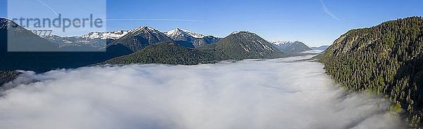 Aus dem Hochnebel aufsteigende Berge über dem Sylvensteinsee  bei Lenggries  Isarwinkel  Luftbild  Oberbayern  Bayern  Deutschland  Europa