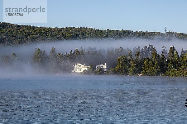 Haus im frühen Morgennebel am Lac des Sables  Quebec  Kanada  Nordamerika
