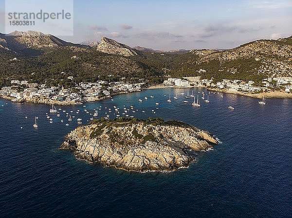 Luftaufnahme  Sant Elm oder Sam Telmo  Küste und Naturhafen  Region Andratx  Mallotca  Balearen  Spanien  Europa