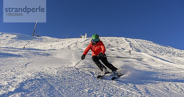 Skifahrer beim Abfahren eines steilen Hangs  schwarze Piste  Hohe Salve  SkiWelt Wilder Kaiser  Brixen im Thale  Tirol  Österreich  Europa