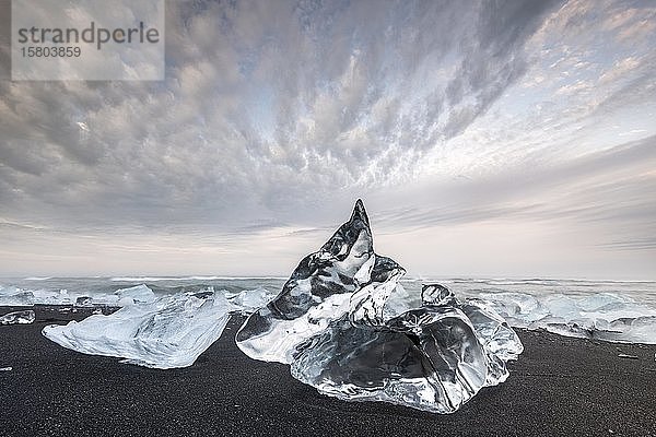 Diamond Beach  Eisberge am schwarzen Lavastrand  nahe der Gletscherlagune Jökulsarlon  Vatnajökull-Nationalpark  Hornafjörður  Südisland  Island  Europa