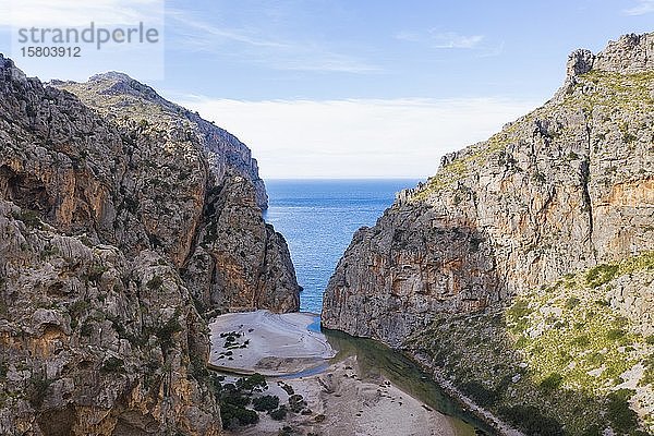 Ende der Schlucht Torrent de Pareis am Meer  bei Sa Calobra  Serra de Tramuntana  Drohnenaufnahme  Mallorca  Balearen  Spanien  Europa