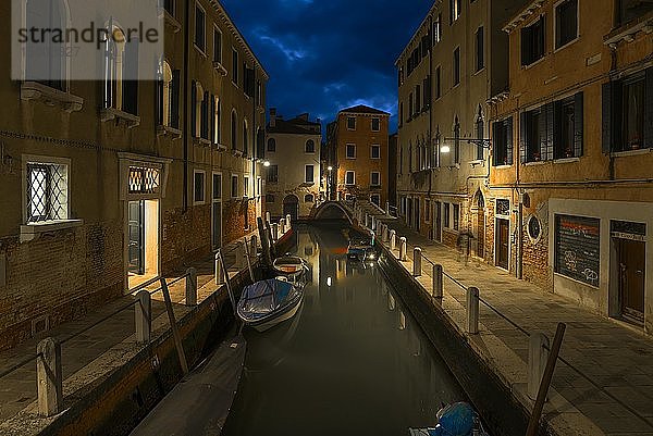 Ruhige Abendstimmung mit Kanal im Stadtteil Dorsoduro  Venedig  Venetien  Italien  Europa
