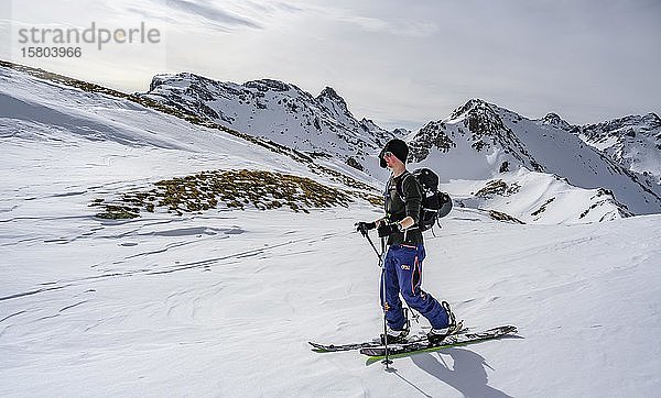 Skitourengeher im Schnee  in den hinteren Tarntaler Köpfen  Wattentaler Lizum  Tuxer Alpen  Tirol  Österreich  Europa