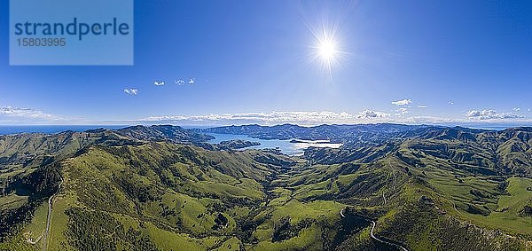 Banks Peninsula mit Blick auf Akaroa  nahe Christchurch  Canterbury  Südinsel  Neuseeland  Ozeanien