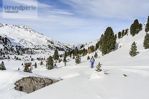 Skitourengeher in einer verschneiten Berglandschaft  Wattentaler Lizum  Tuxer Alpen  Tirol  Österreich  Europa