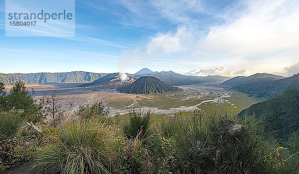 Blick auf Vulkanlandschaft  Vulkane  rauchender Vulkan Gunung Bromo  Mt. Batok  Mt. Kursi  Mt. Gunung Semeru  Bromo-Tengger-Semeru National Park  Java  Indonesien  Asien