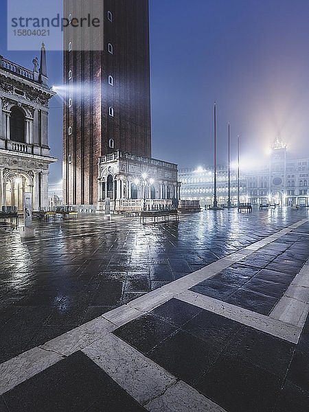 Campanile und Markusplatz im Nebel  Venedig  Italien  Europa