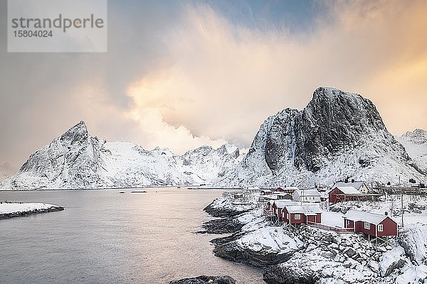 Rorbuer-Fischerhütten am verschneiten Fjord  Hamnøya  Moskenesøy  Lofoten  Norwegen  Europa