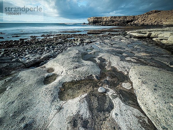 Blank geschliffene Steine bei Ebbe in einer Küstenlandschaft  La Pared  Fuerteventura  Kanarische Inseln  Spanien  Europa