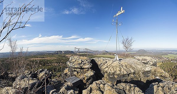 Aussichtspunkt auf dem Gohrischberg mit Wetterfahne  Blick zum Pfaffenstein mit Barbarine  Festung Königstein und Lilienstein  Sächsische Schweiz  Sachsen  Deutschland  Europa