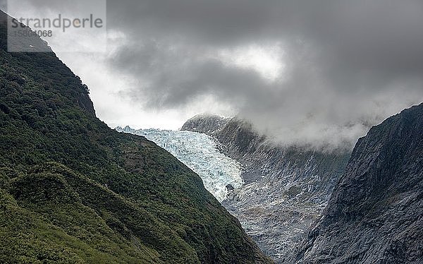 Gletscherzunge  Franz Josef Glacier  in Wolken gehüllt  Westküste  Südinsel  Neuseeland  Ozeanien