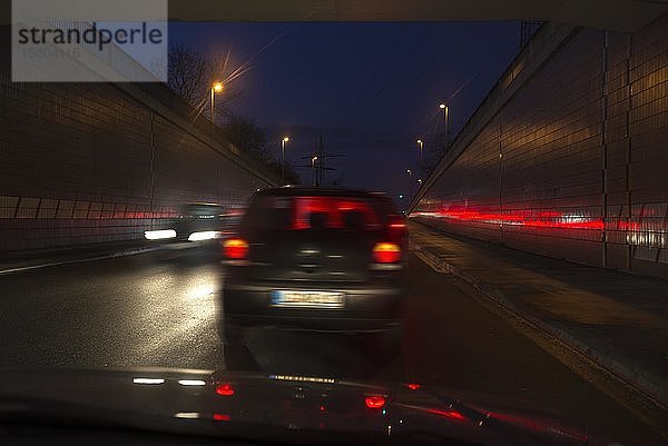 Fahrende Autos bei Nacht in der Tunnelausfahrt  Niedersachsen. Deutschland
