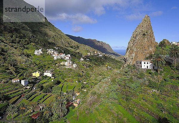 Barranco del Cedro mit Roque Pedro  Hermigua  La Gomera  Kanarische Inseln  Spanien  Europa