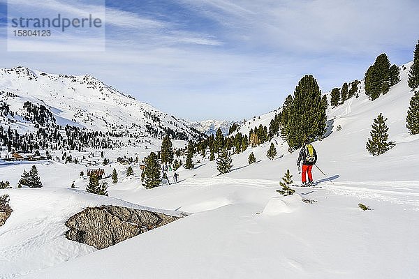 Skitourengeher in einer verschneiten Berglandschaft  Wattentaler Lizum  Tuxer Alpen  Tirol  Österreich  Europa