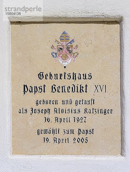 Gedenktafel am Geburtshaus von Papst Benedikt XVI.  Marktl am Inn  Oberbayern  Bayern  Deutschland  Europa