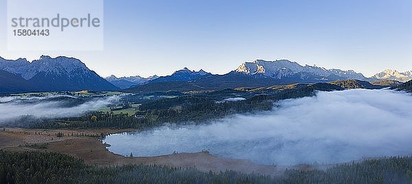 Nebelschwaden über dem Barmsee bei Krün  Karwendel und Wettersteingebirge  Werdenfelser Land  Drohnenaufnahme  Oberbayern  Bayern  Deutschland  Europa