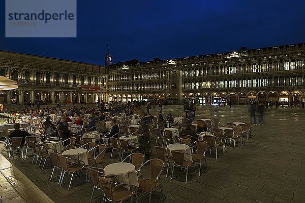 Nächtliche Atmosphäre mit Cafégästen auf dem Markusplatz  Venedig  Venetien  Italien  Europa