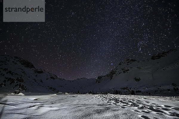 Sternenhimmel mit Milchstraße in den Bergen im Winter  Wattentaler Lizum  Tuxer Alpen  Tirol  Österreich  Europa