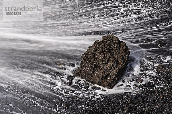 Wasser umspült Steine  schwarzer Lavasand  Strand  La Palma  Kanarische Inseln  Kanarische Inseln  Spanien  Europa