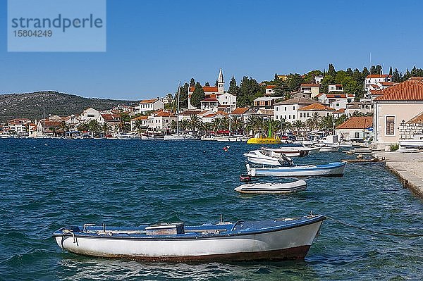 Fischerboote im Hafen  Rogoznica  Kroatische Adriaküste  Mitteldalmatien  Dalmatien  Kroatien  Europa