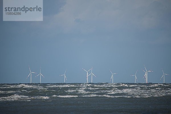 Offshore-Windpark in der Ostsee vor Darß  Mecklenburg-Vorpommern  Deutschland  Europa