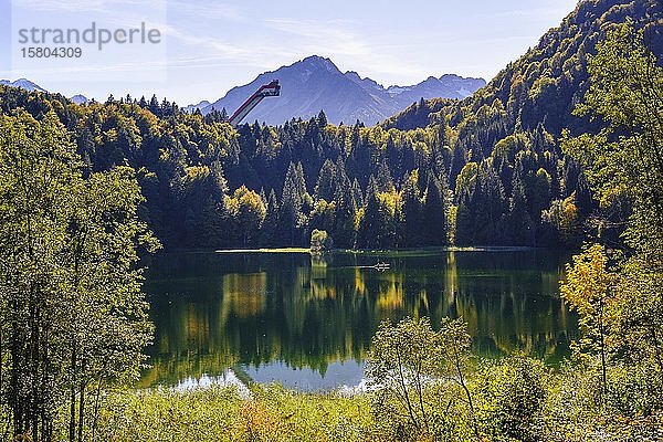 Freiberger See und Heini-Klopfer-Schanze  bei Oberstdorf  Oberallgäu  Allgäu  Schwaben  Bayern  Deutschland  Europa