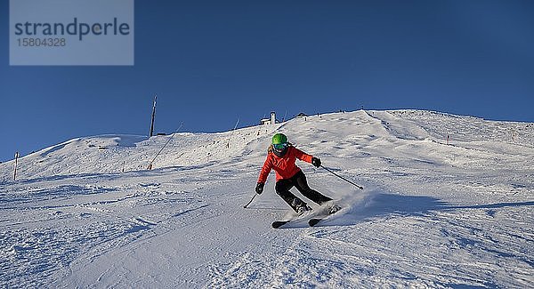 Skifahrer beim Abfahren eines steilen Hangs  schwarze Piste  Hohe Salve  SkiWelt Wilder Kaiser  Brixen im Thale  Tirol  Österreich  Europa