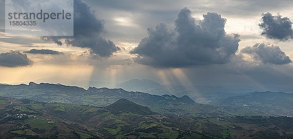 Blick über die Hügellandschaft von San Marino  Sonnenstrahlen zwischen den Wolken  San Marino  Europa