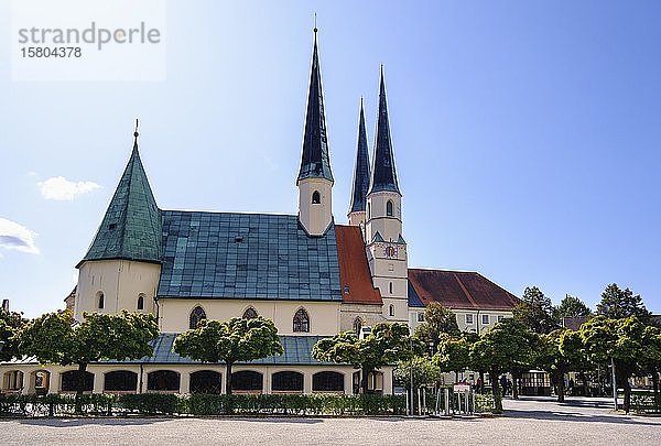 Gnadenkapelle und Stiftspfarrkirche St. Philipp und Jakob  Kapellplatz  Altötting  Oberbayern  Bayern  Deutschland  Europa