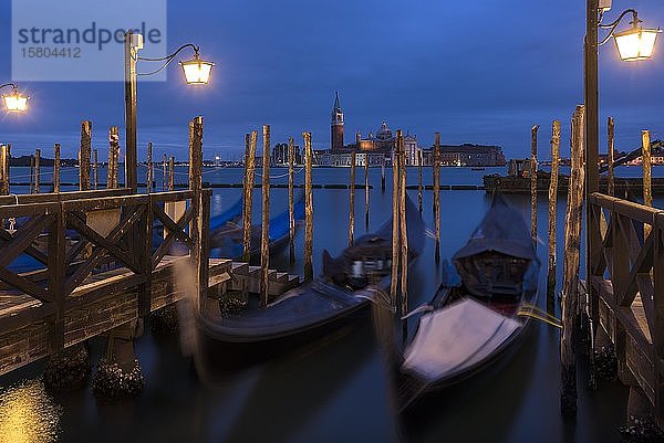 Nächtliche Atmosphäre mit fahrenden Gondeln  San Georgio Maggiore im Hintergrund  rechts die Insel Guidecca  Venedig  Italien  Europa